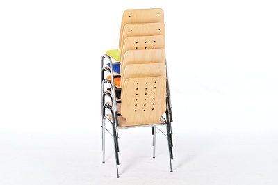 Holzschalenstühle für Seminare